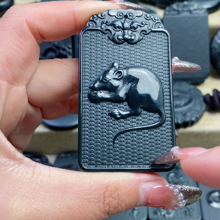 和田玉（青玉）颈饰未镶嵌双面雕刻