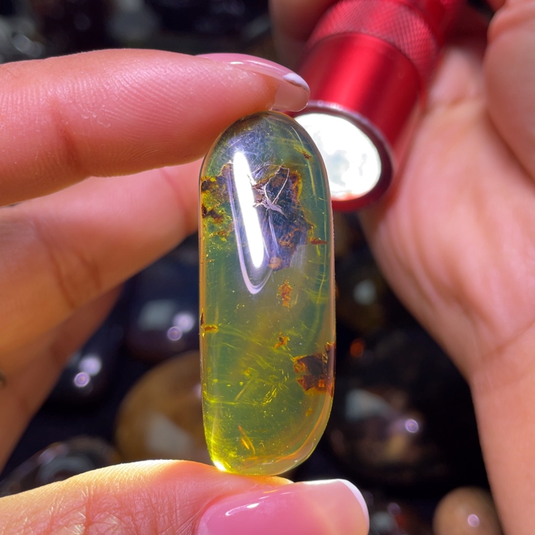 琥珀裸石未镶嵌！