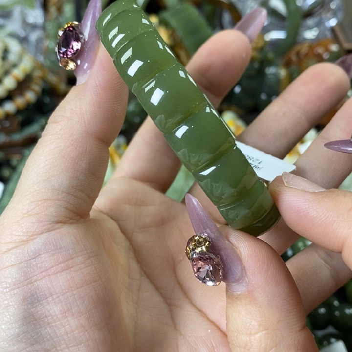 透闪石质玉手牌未镶嵌龍*腾