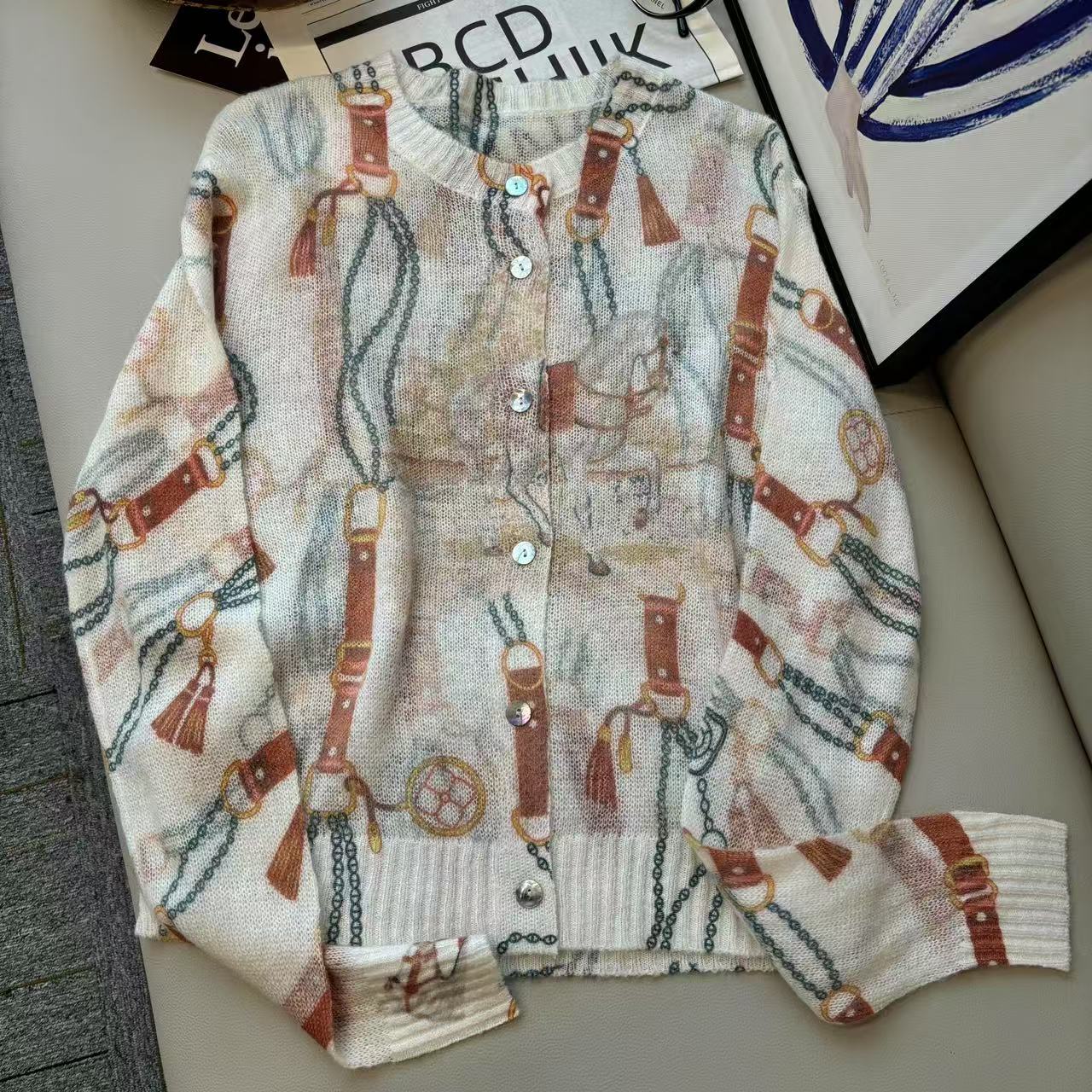 深圳南油白桃美美 牧马情歌 欧货轻奢气质百搭提花圆领开衫A1304