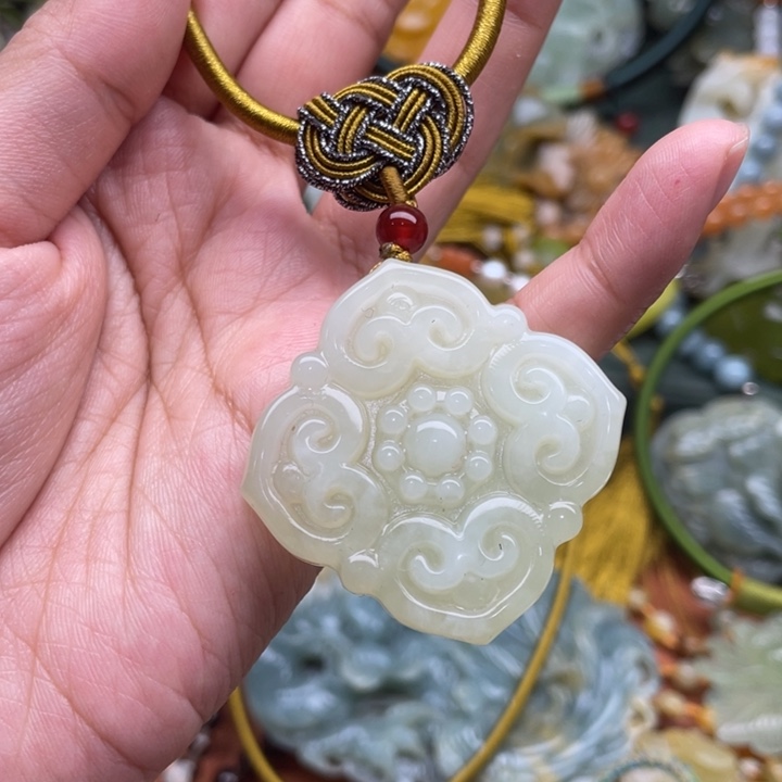 蛇纹石玉吊坠合金