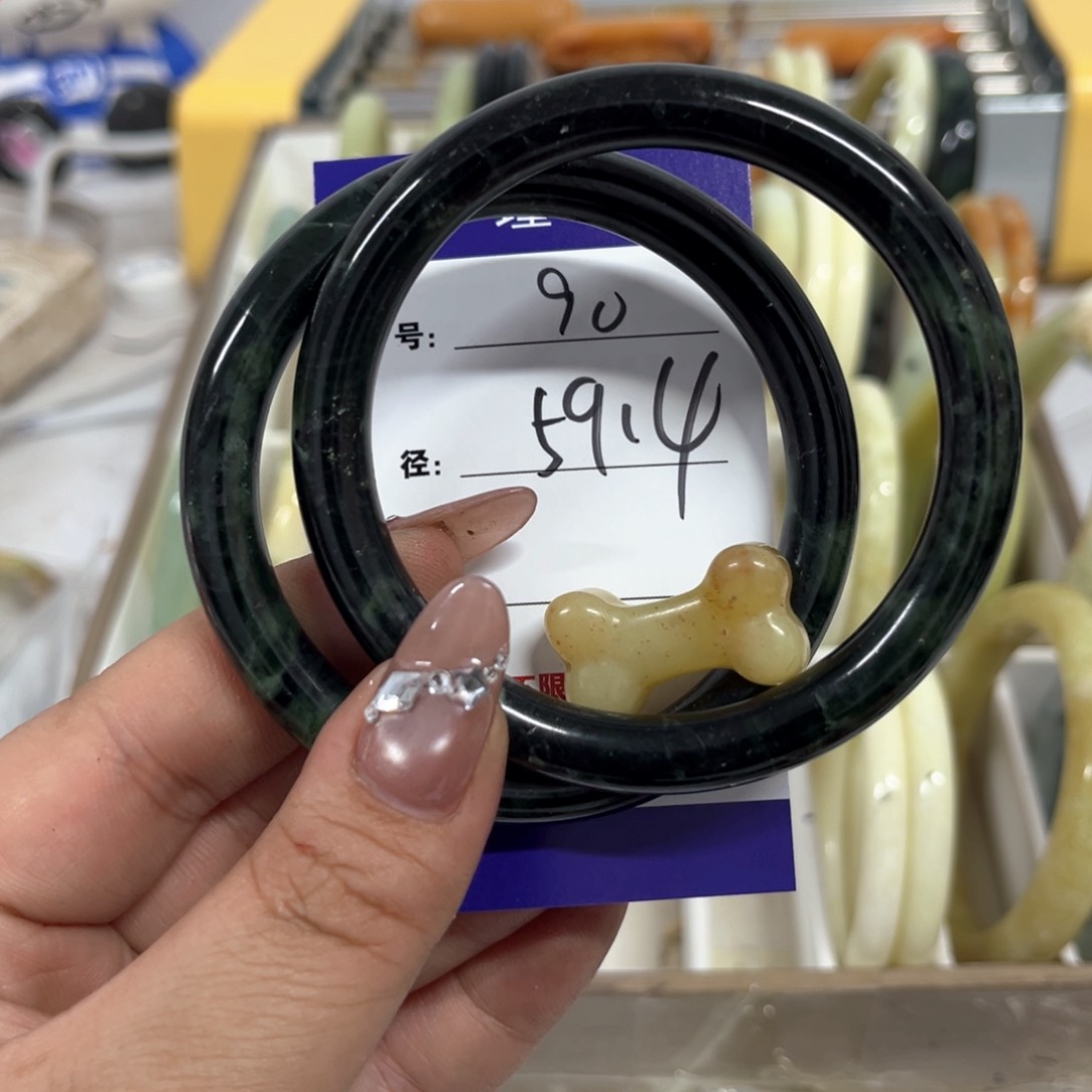 蛇纹石玉手镯未镶嵌