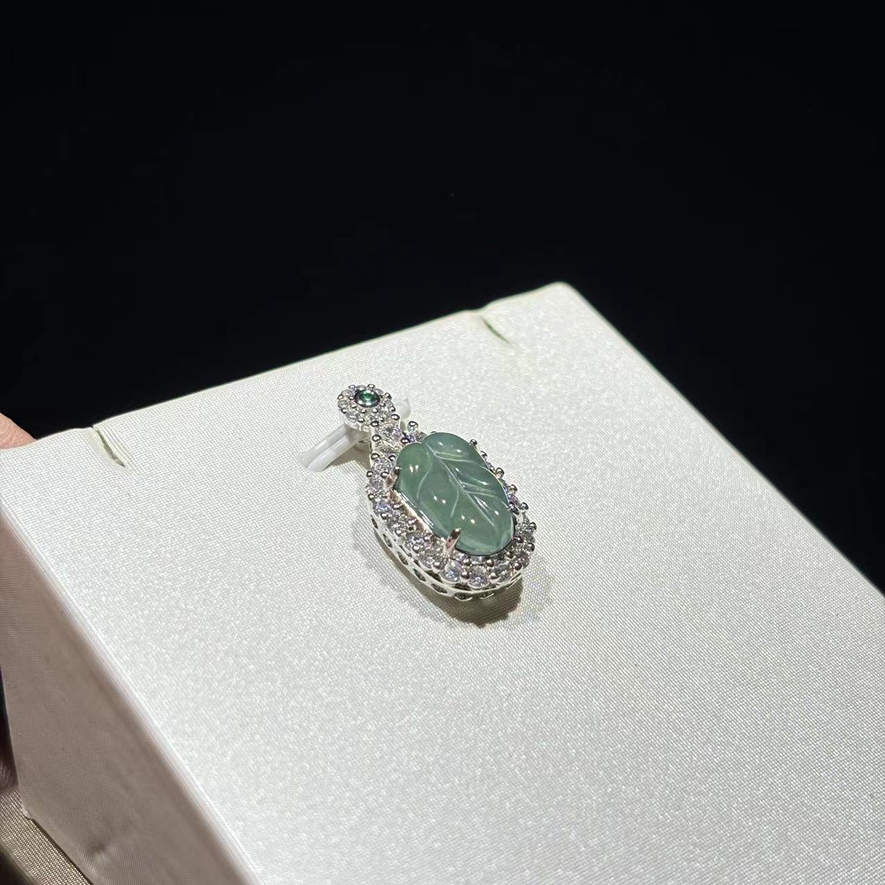 f877-翡翠叶子吊坠-赠礼盒