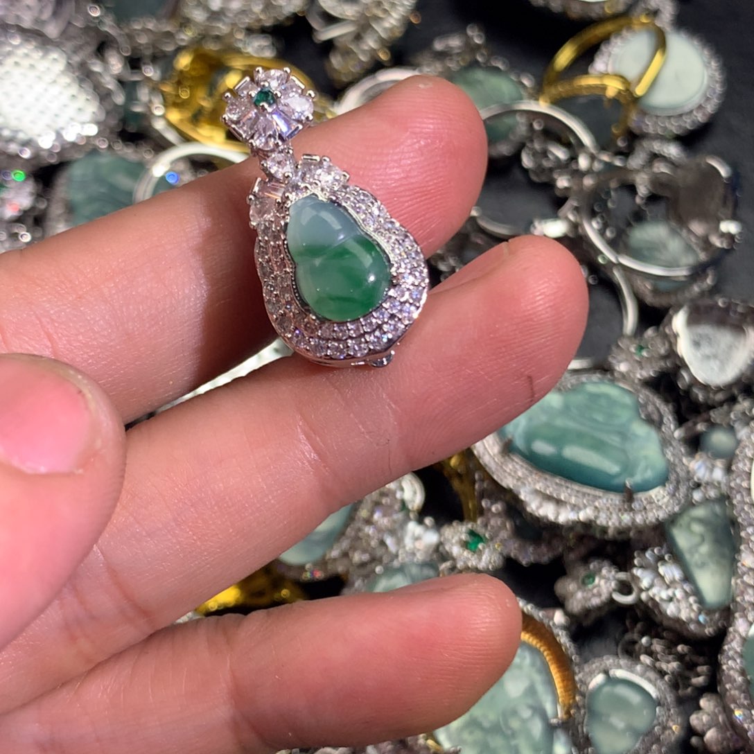 翡翠颈饰未镶嵌葫芦