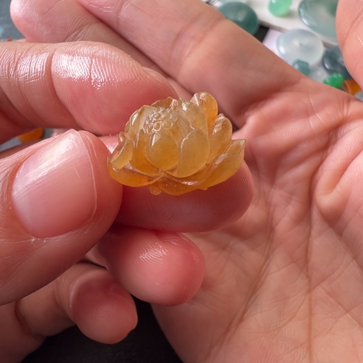 J***y定制翡翠未镶嵌莲花