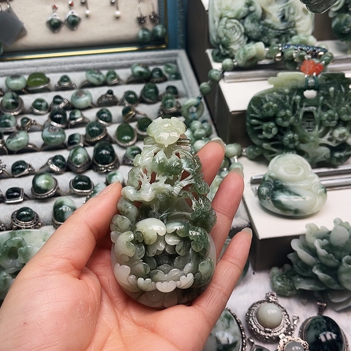 透闪石-蛇纹石玉颈饰未镶嵌