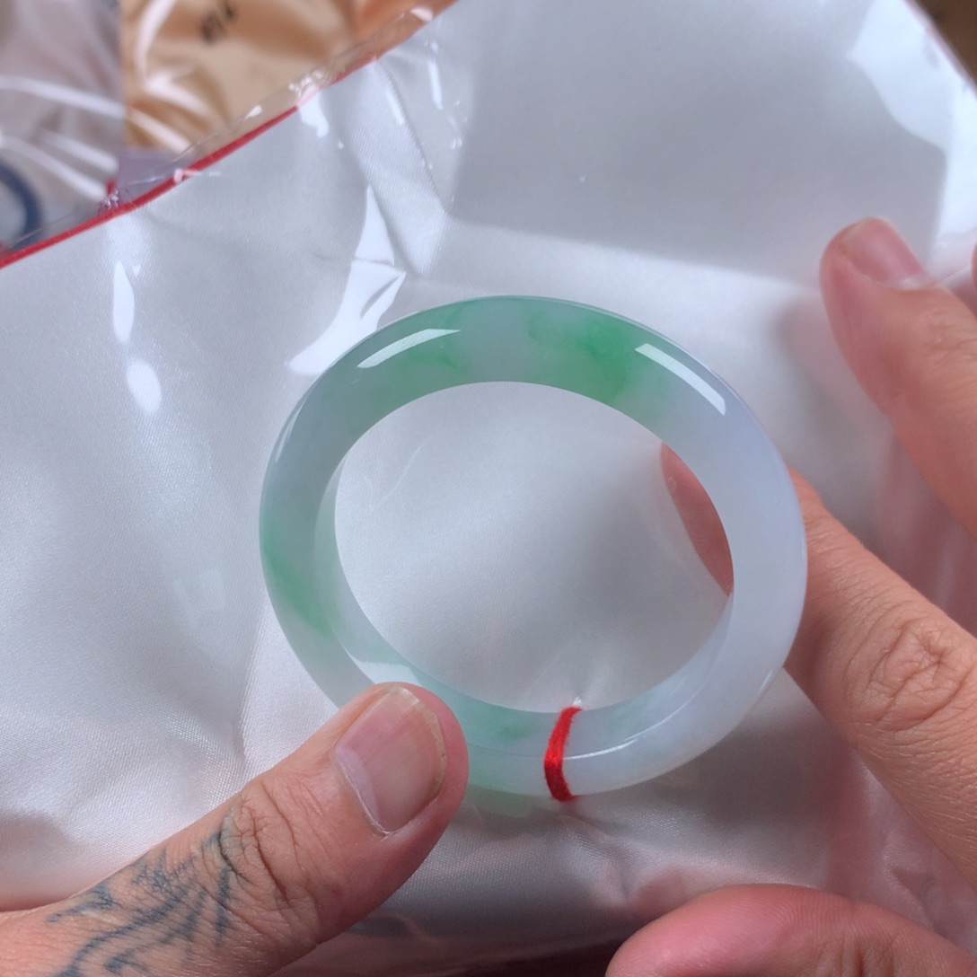 翡翠手镯未镶嵌翡翠手镯