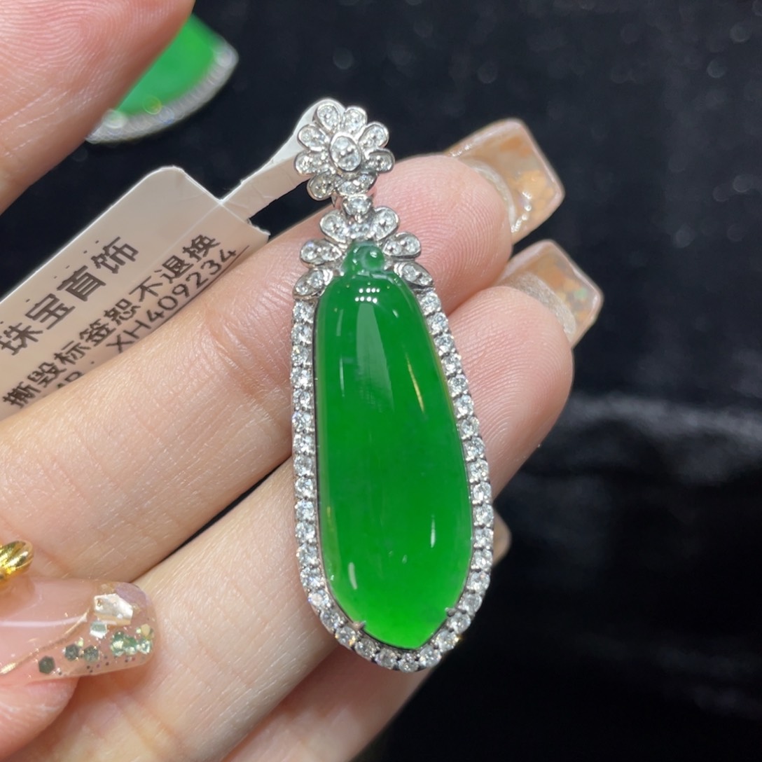 翡翠颈饰18K金镶嵌天然缅甸翡翠