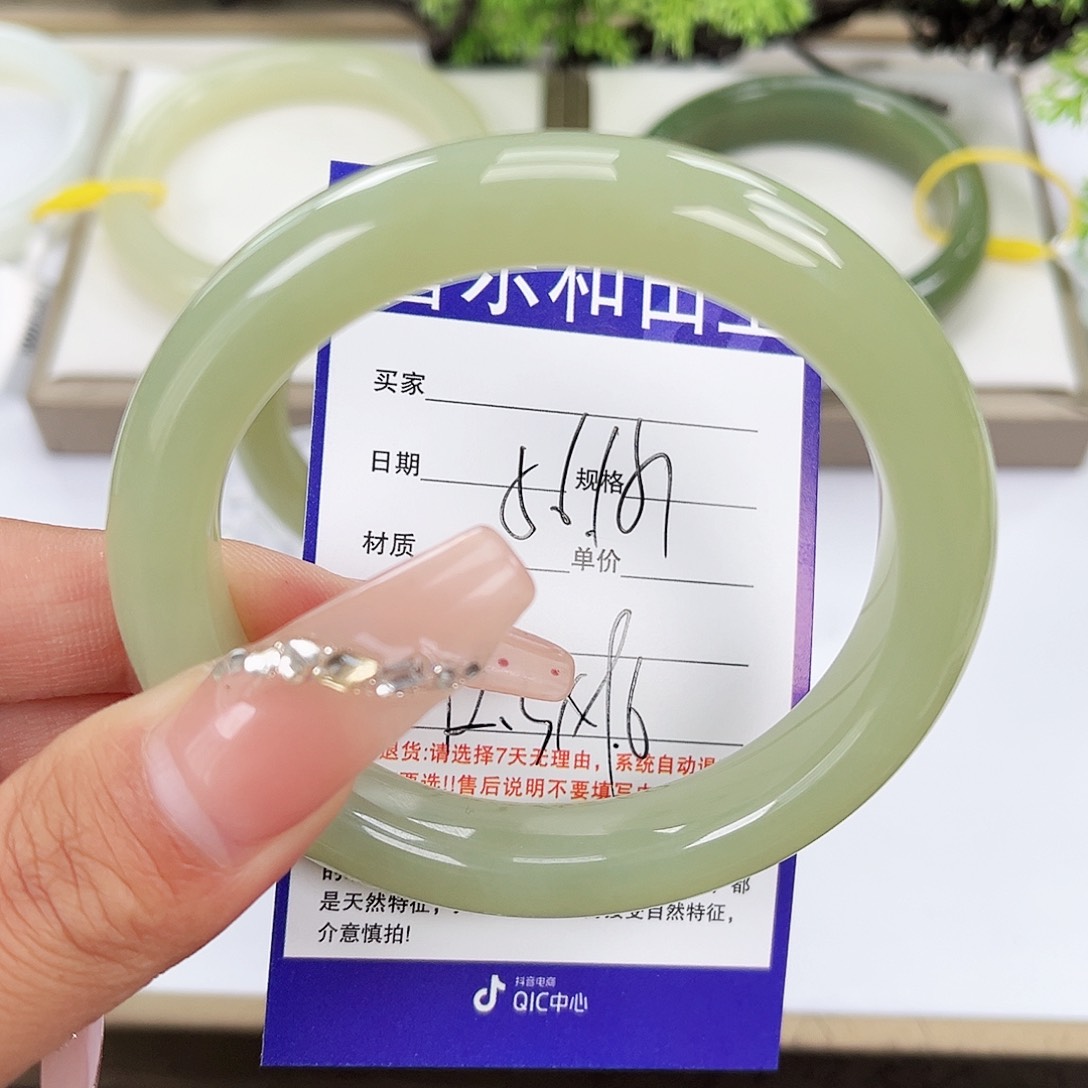 和田玉手镯未镶嵌