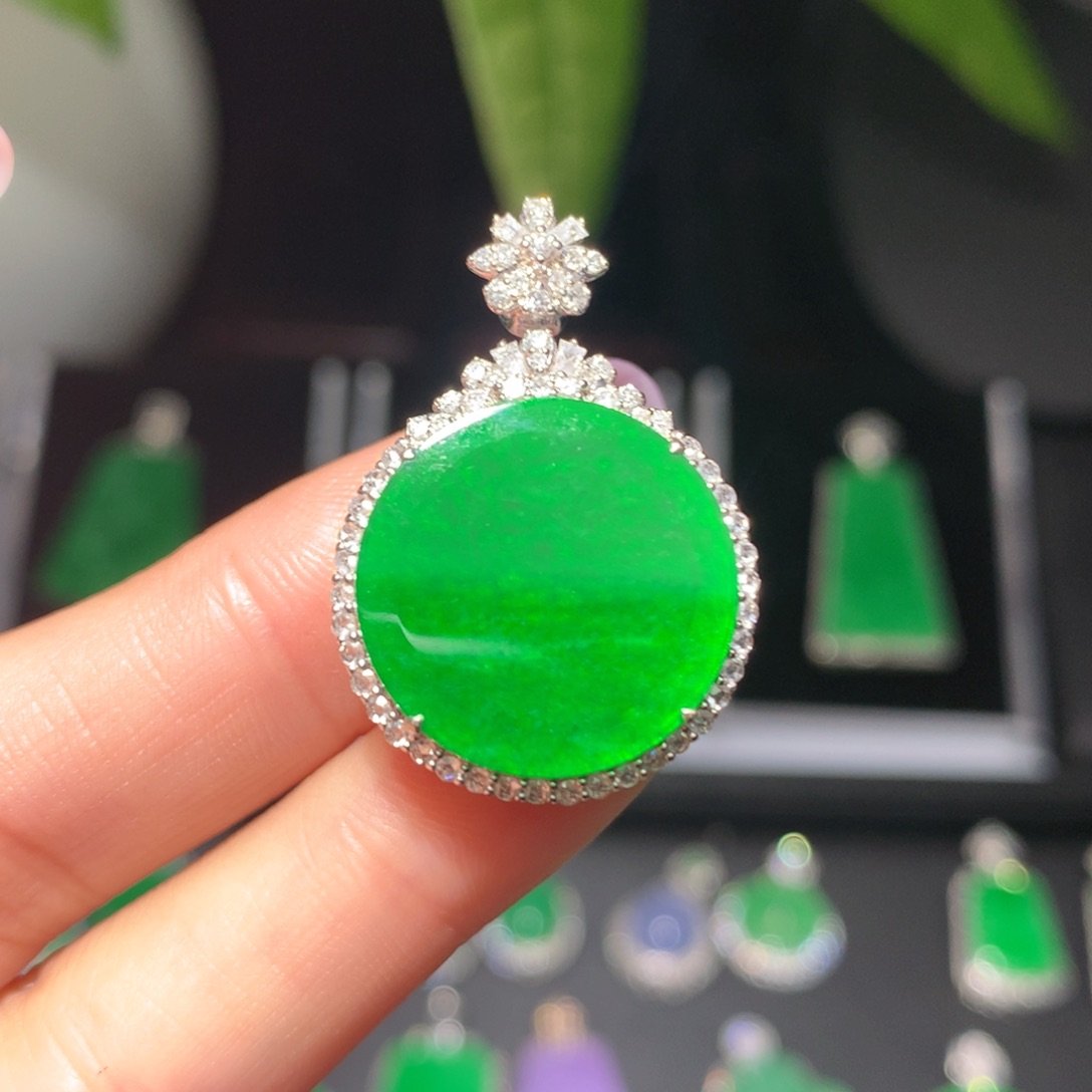 翡翠颈饰18K金镶嵌翡翠