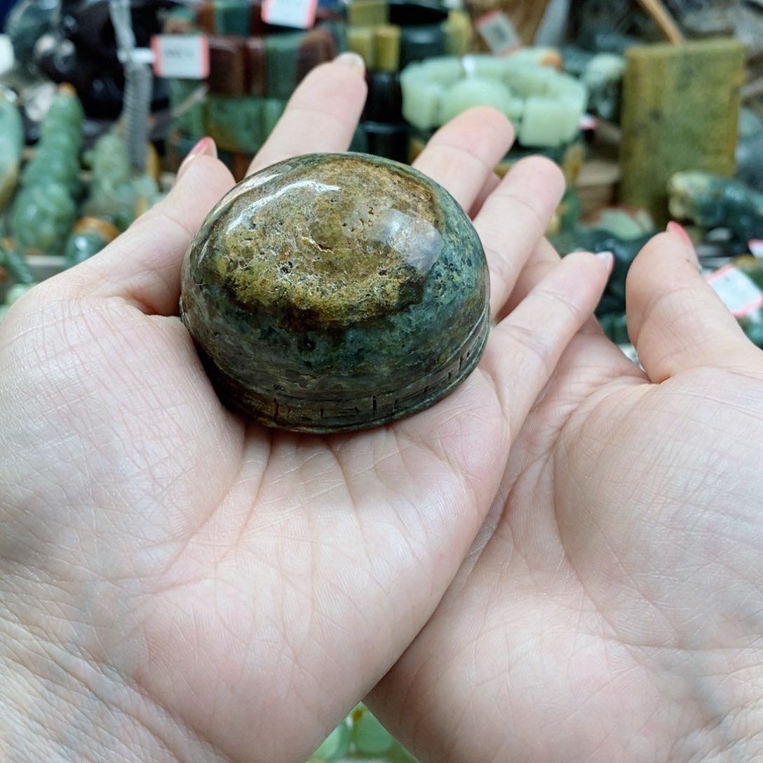 透闪石质玉把件未镶嵌
