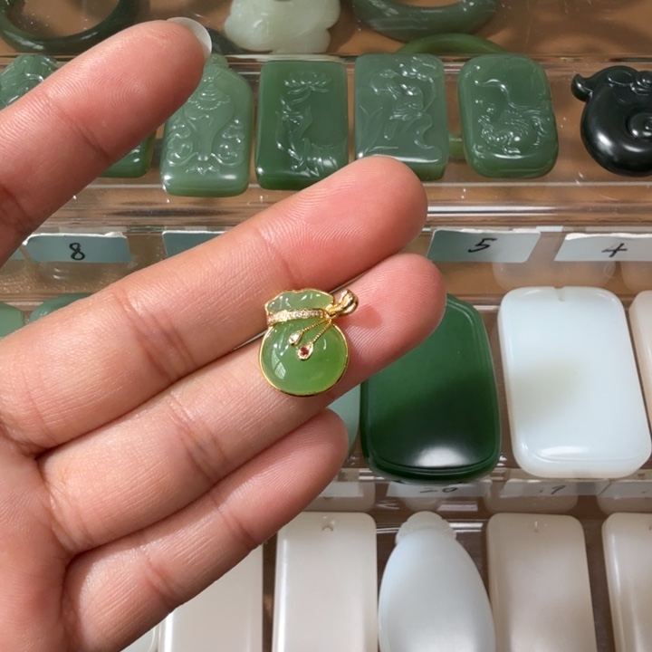 和田玉颈饰18K金镶嵌正宗俄碧乌兰海苹果绿福袋（活动价）