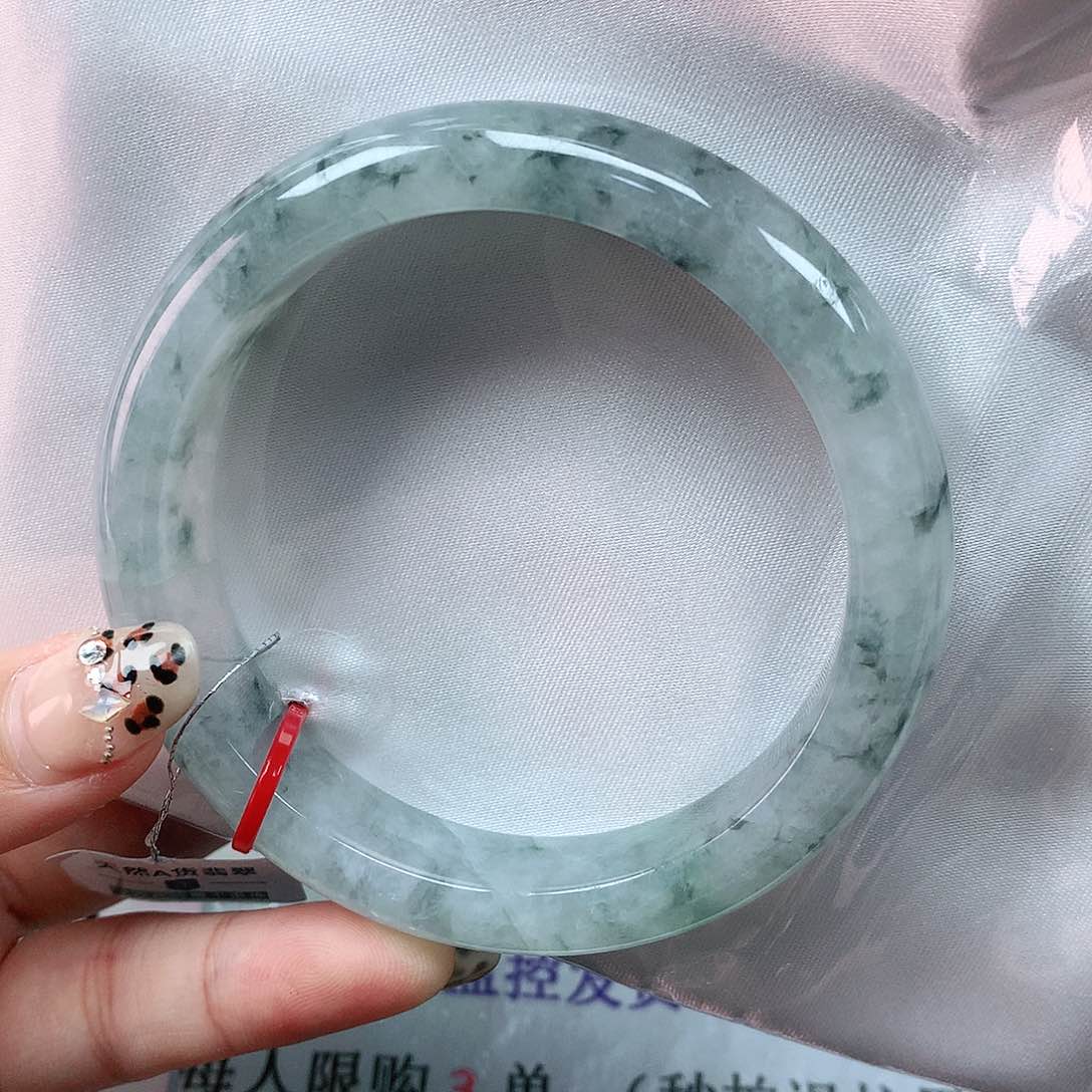 翡翠手镯未镶嵌60圈