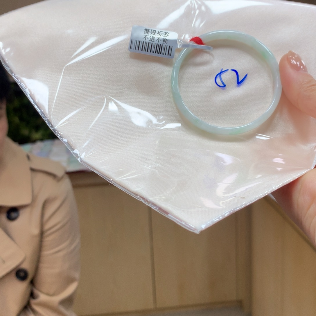 翡翠手镯未镶嵌不退不换