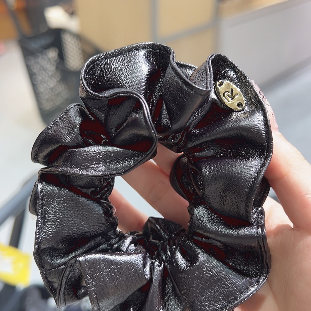 仿珍珠非金属黑色皮质发圈