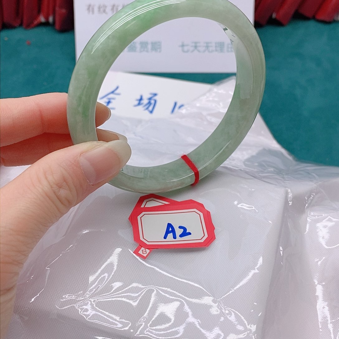 翡翠手镯未镶嵌赶****子A2222222222