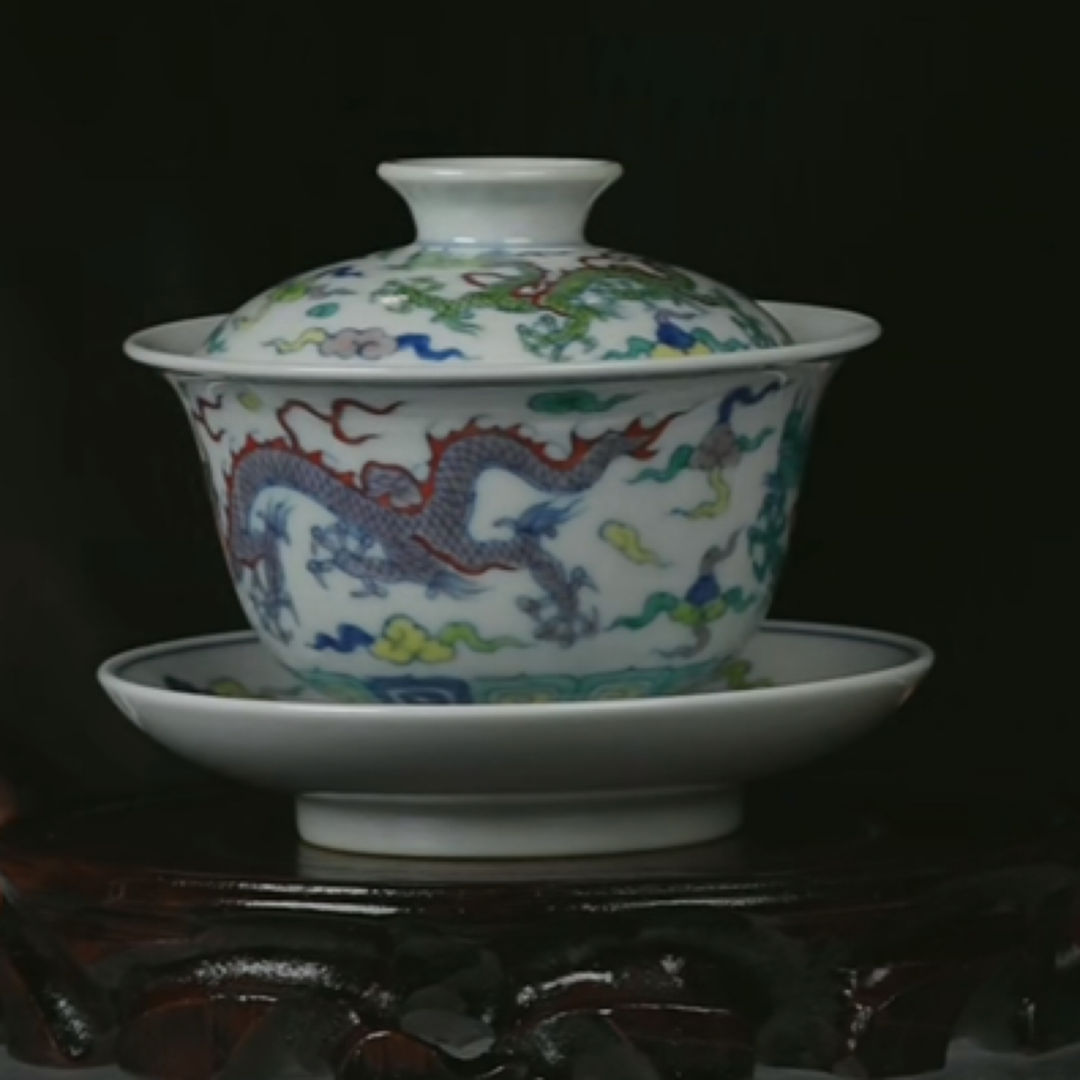 Y斗彩云龙戏珠纹三才盖碗