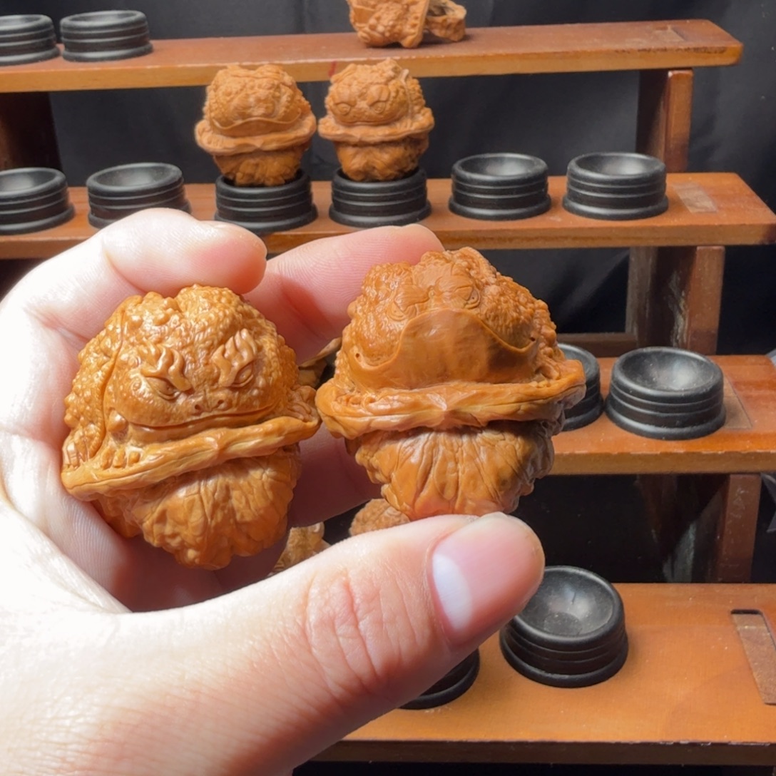 还***山核桃把件蛤蟆头雕刻金蟾单面40