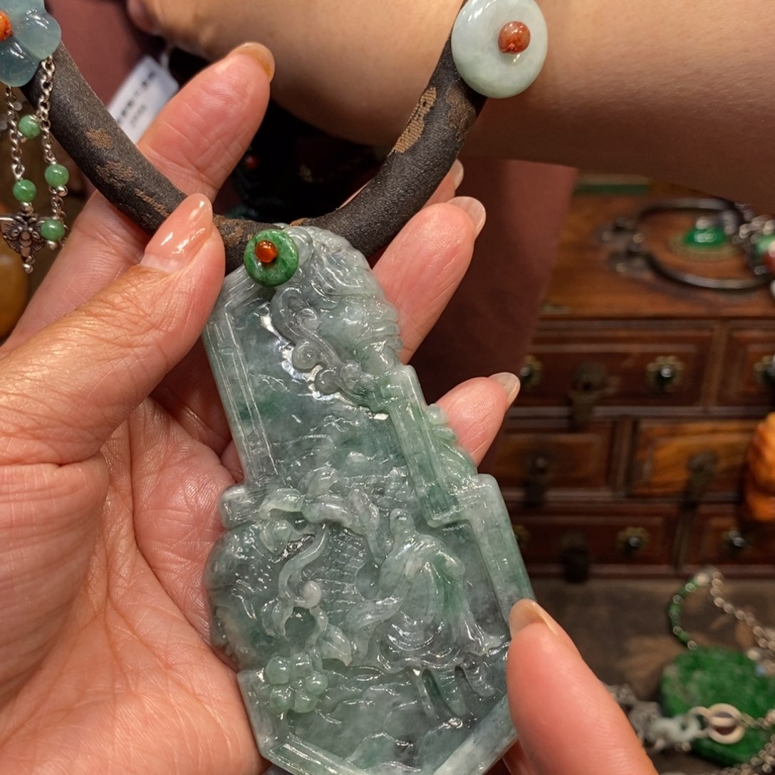 翡翠吊坠(赠链)未镶嵌