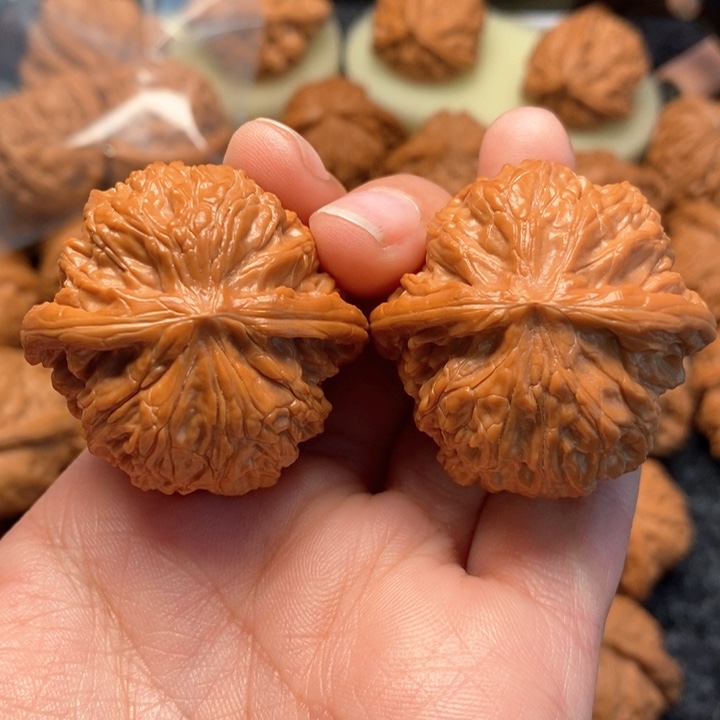 文玩核桃把件野生红皮正磨38