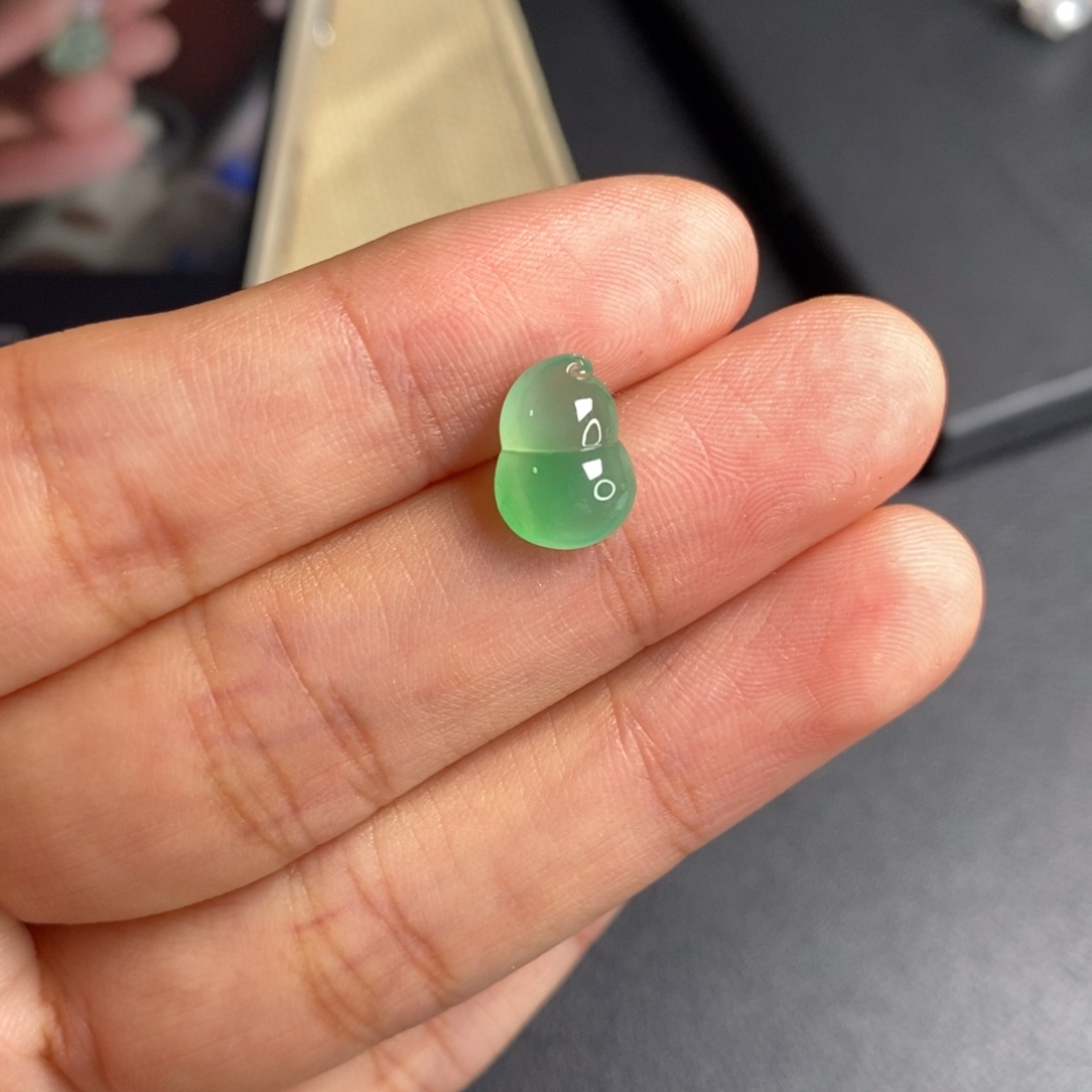 翡翠未镶嵌颈饰葫芦木那绿