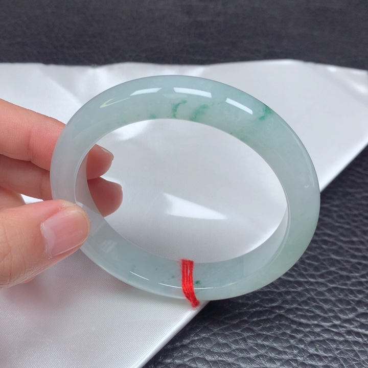 翡翠手镯未镶嵌。