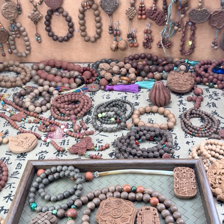 河***草龙涎香方蝴蝶香牌