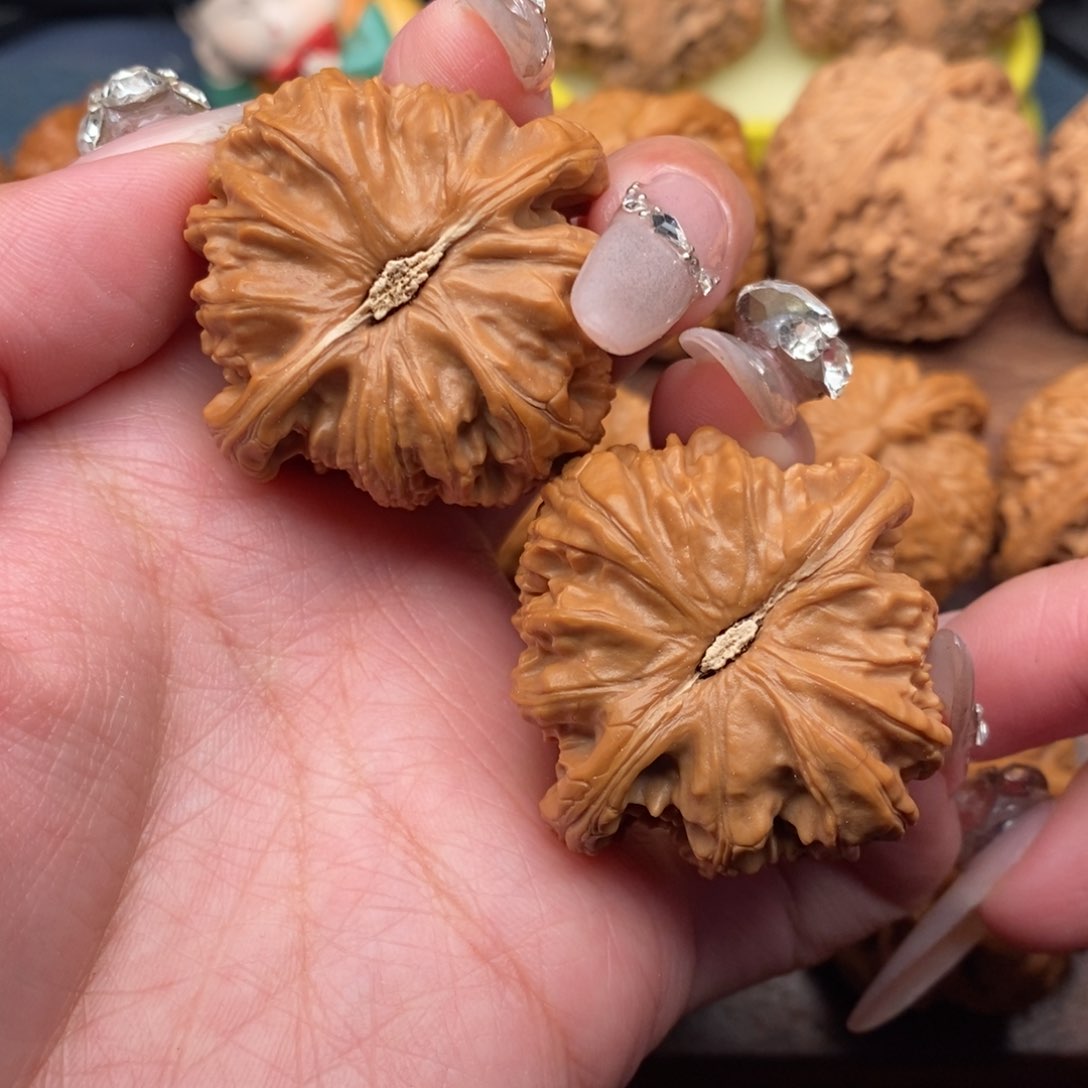 文玩核桃把件红皮同树闷白40