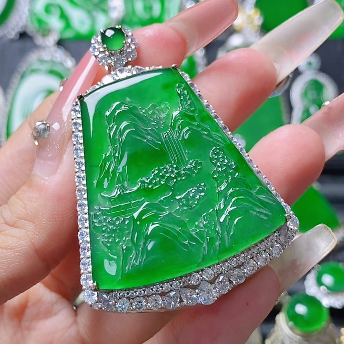 天然A货翡翠吊坠