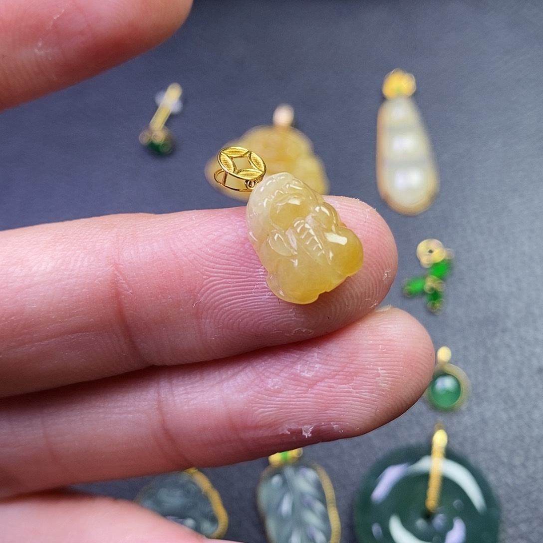 颈饰18K金镶嵌翡翠