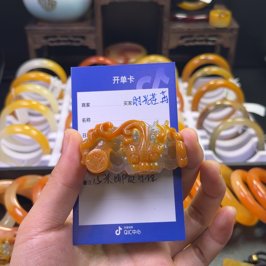 颈饰未镶嵌石英质玉时**苒