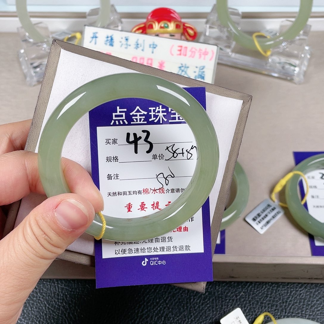 和田玉手镯未镶嵌