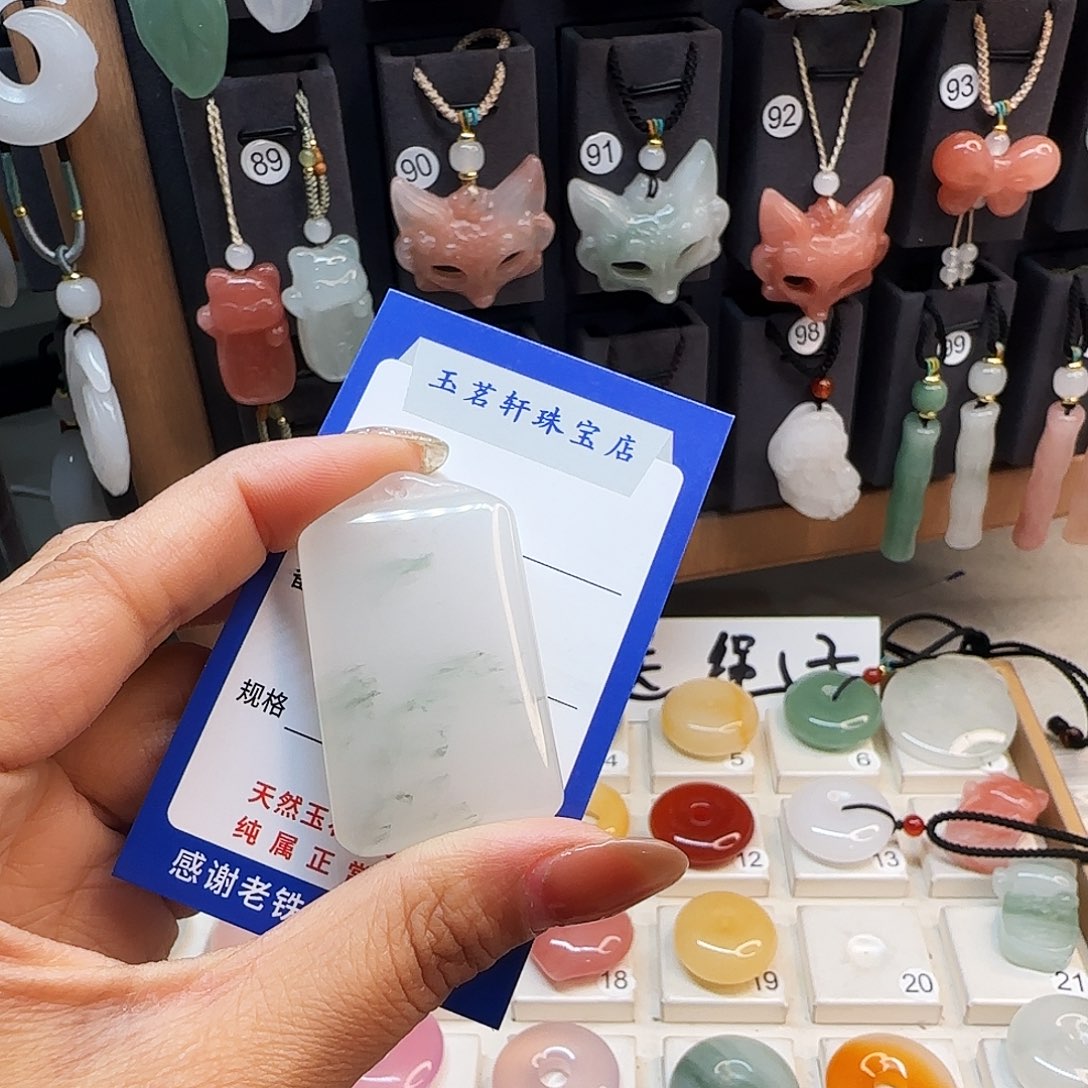 石英质玉未镶嵌颈饰