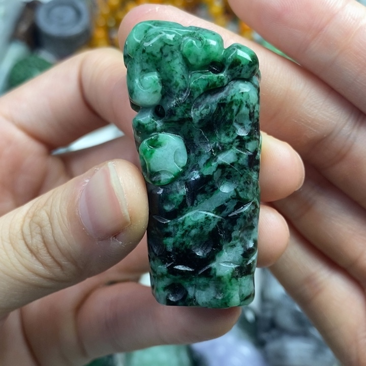 颈饰未镶嵌翡翠摆件
