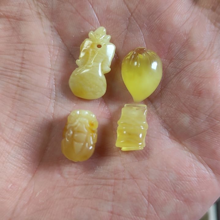 琥珀裸石未镶嵌俄料4个小挂件一起拍