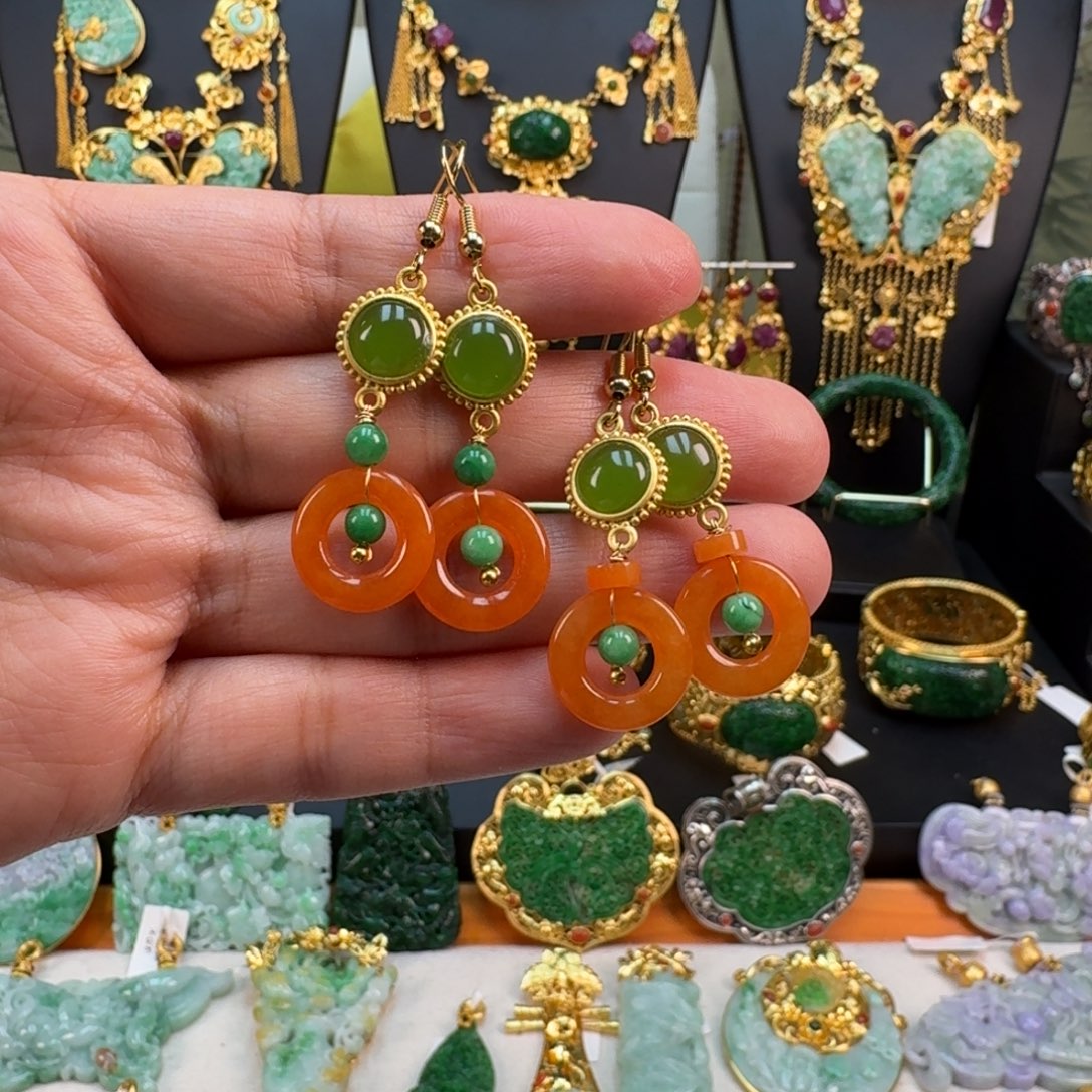 翡翠未镶嵌颈饰炸价 二选一