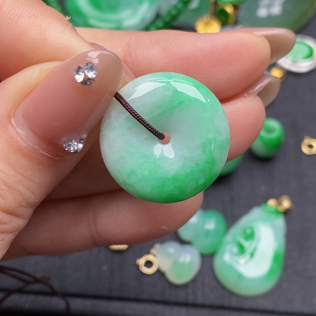 翡翠颈饰未镶嵌翡翠