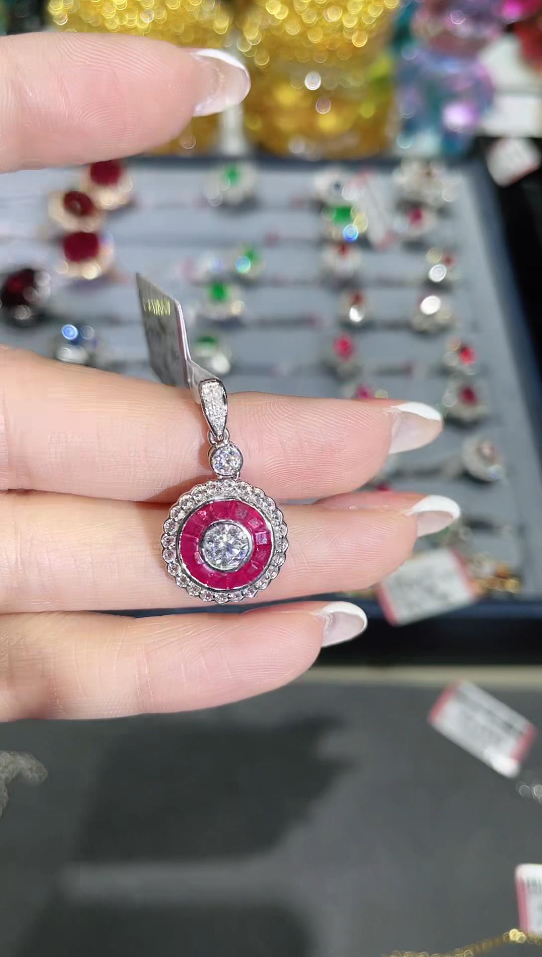 18K金镶嵌天然红宝石吊坠 圆