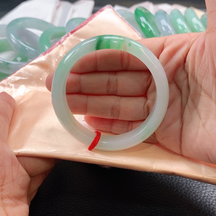 翡翠手镯未镶嵌5352535353