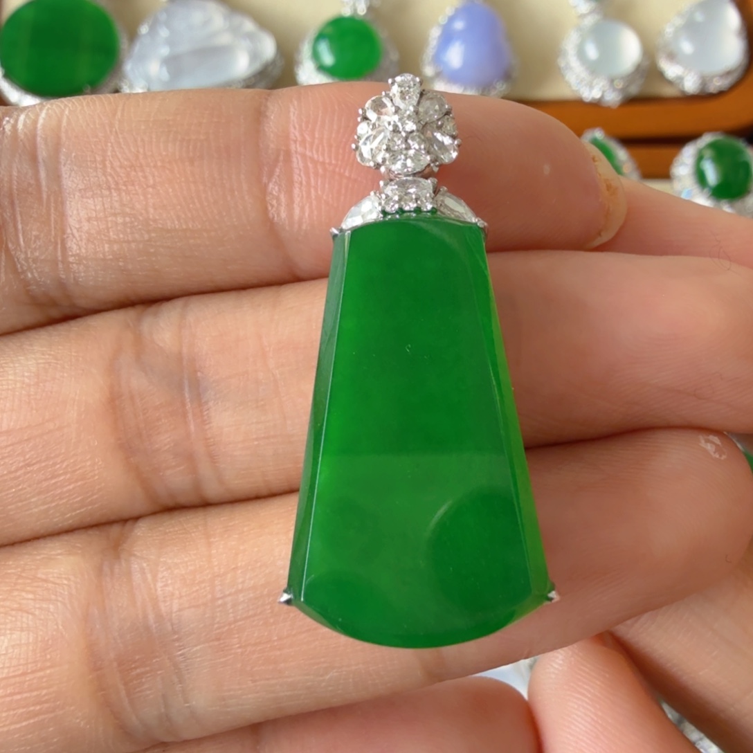 翡翠18K金镶嵌颈饰吊坠