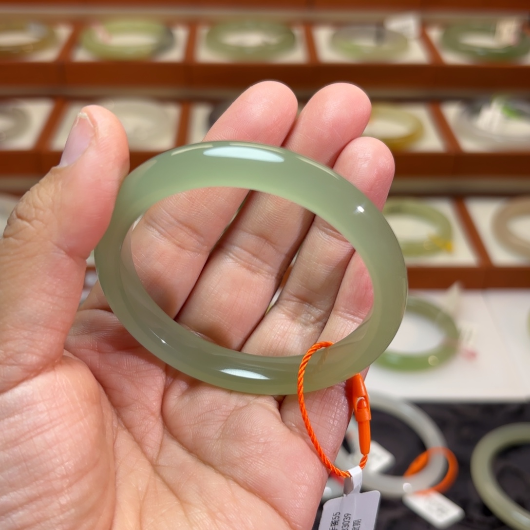 大***花和田玉未镶嵌手镯