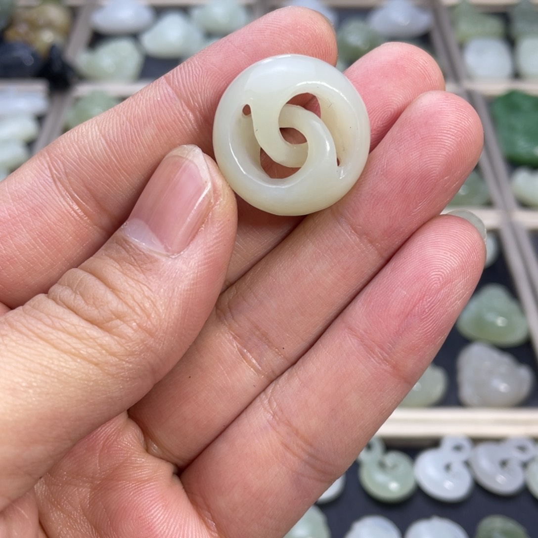 和田玉颈饰未镶嵌时来运转