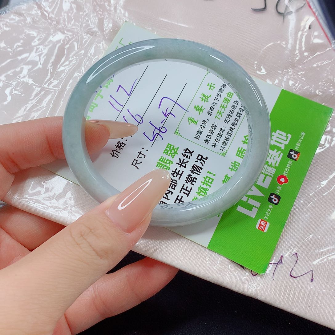 翡翠手镯未镶嵌翡翠