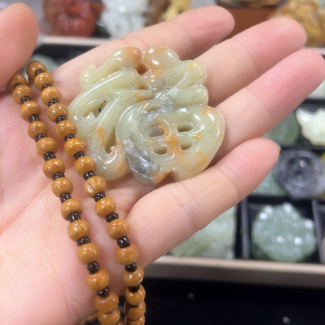 蛇纹石玉颈饰未镶嵌