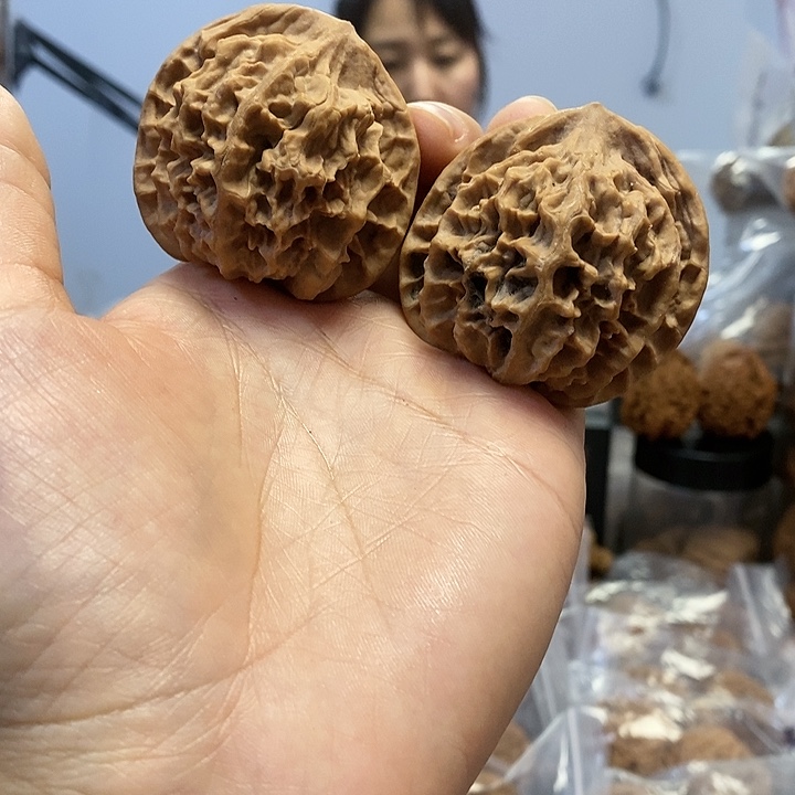 文玩核桃把件46龙鳞红皮