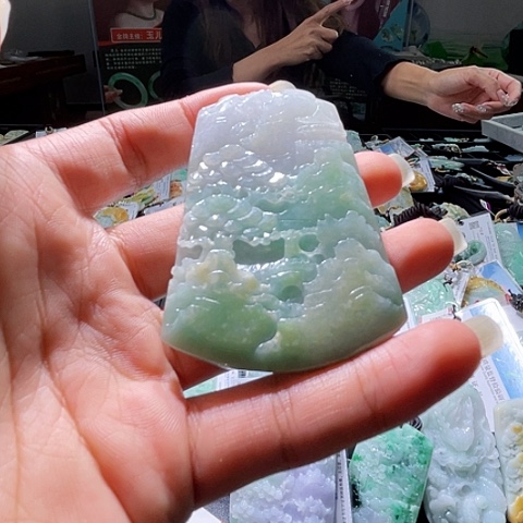 翡翠未镶嵌颈饰一个