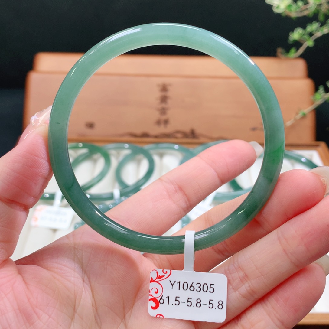 翡翠手镯未镶嵌天然