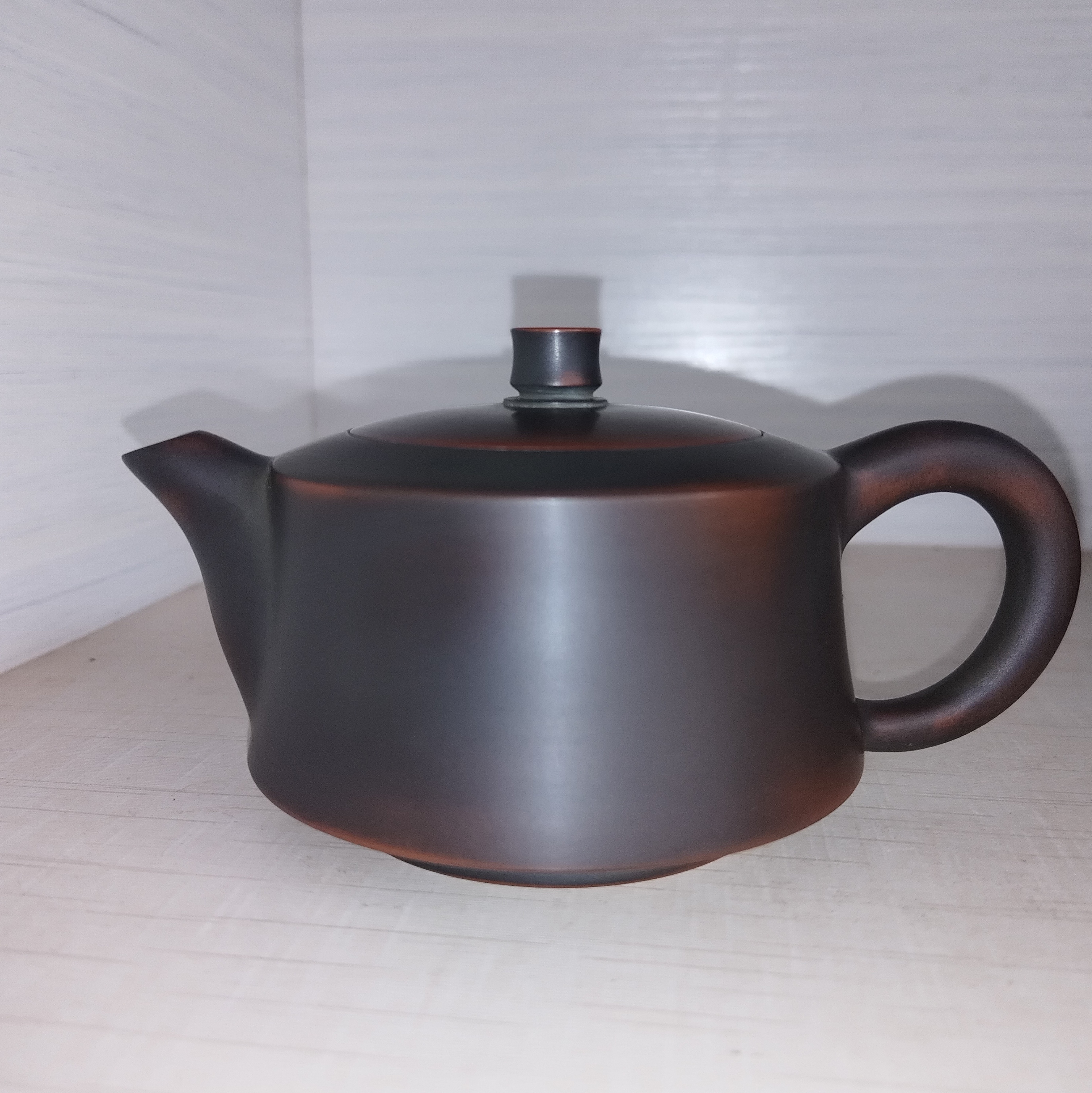 坭兴陶内盖素颜霸王壶， 纯手工制作容量180cc左右，黑古铜色