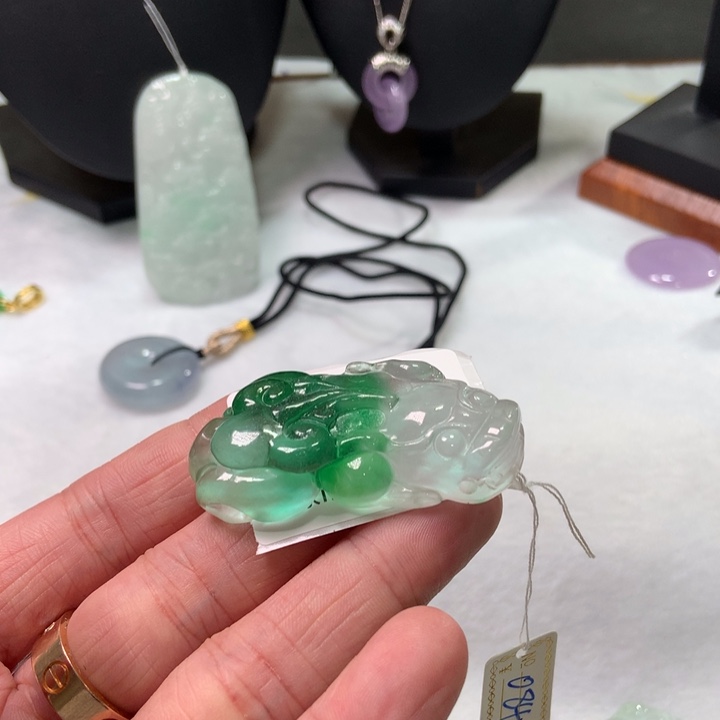 翡翠颈饰未镶嵌广****司