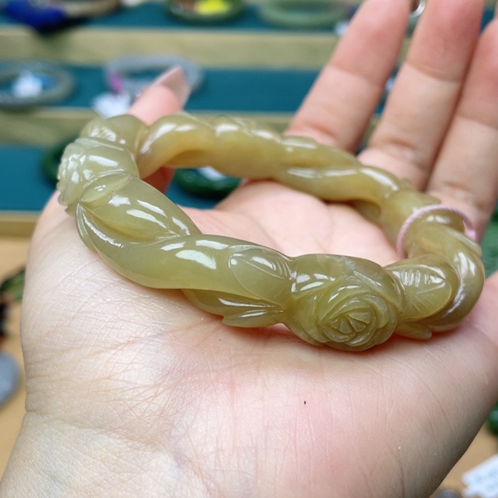 和田玉手镯58圈口。编号9未镶嵌